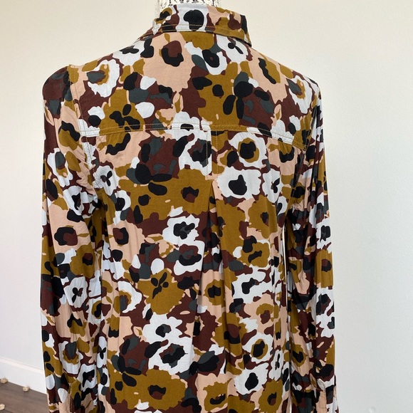 Woman’s button up blouse with army/flower pattern - Picture 2 of 3